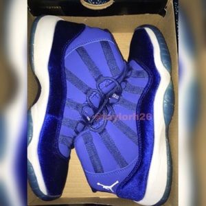 SOLD Size 8.5 blue velvet retro 11 heiress